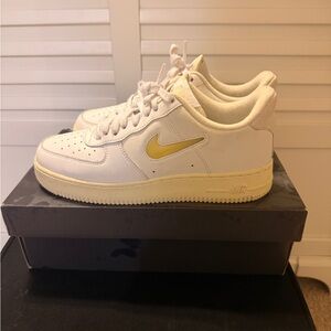 Nike Women's Athletic Shoes - White and Yellow